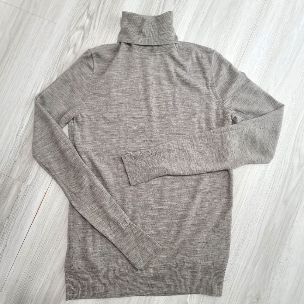 100% Wool Lightweight Gray Turtleneck Sweater from Uniqlo Size M